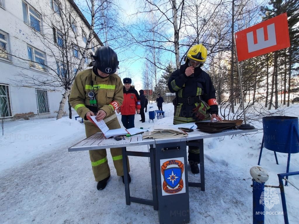 В Нерюнгри прошли пожарно-тактические учения в здании МВД - Новости -  Главное управление МЧС России по Республике Саха (Якутия)