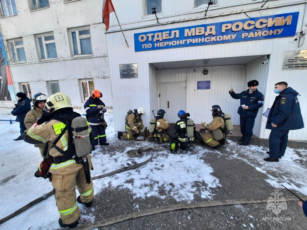 В Нерюнгри прошли пожарно-тактические учения в здании МВД - Новости -  Главное управление МЧС России по Республике Саха (Якутия)