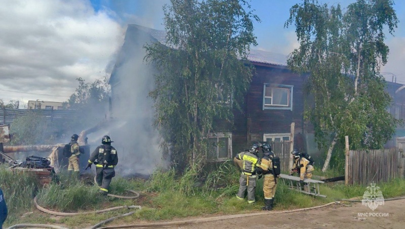 Обновлено: Якутские огнеборцы работают по повышенному рангу пожара