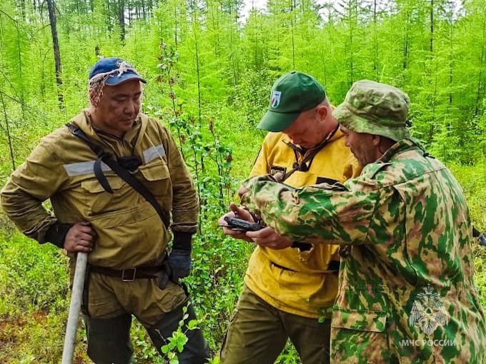 На контроле сотрудников МЧС России находятся 11 приближенных природных пожаров