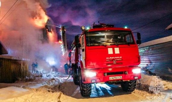 Пожар произошел в гараже с двумя автомобилями в Якутске