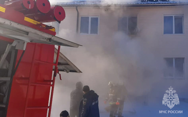 Огнеборцы спасли двух человек при пожаре в Усть-Алданском районе