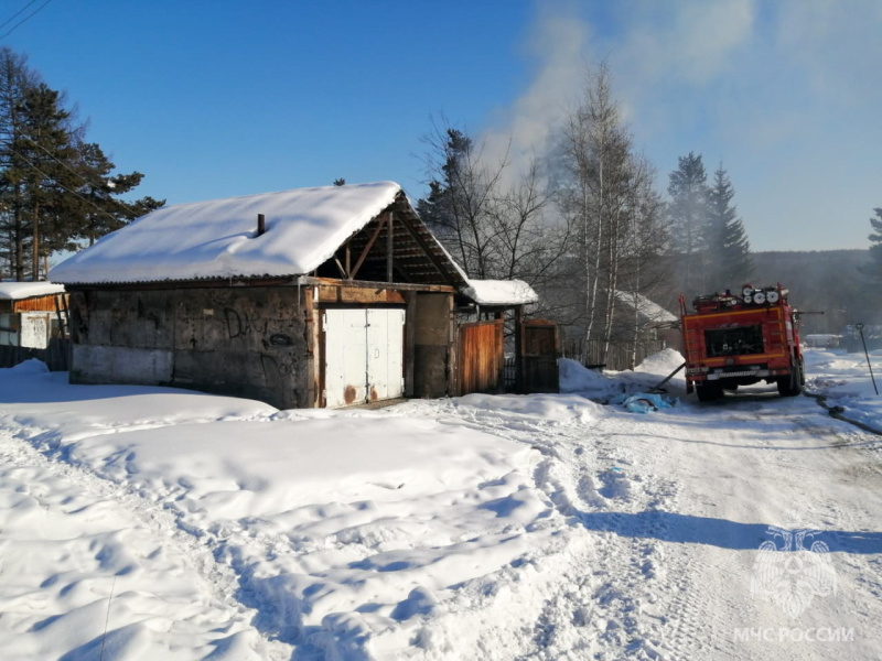 В с. Чурапча ликвидировали пожар в частном гараже