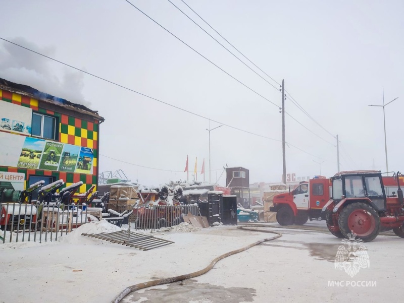 Обновлено: в Якутске ведется тушение магазина