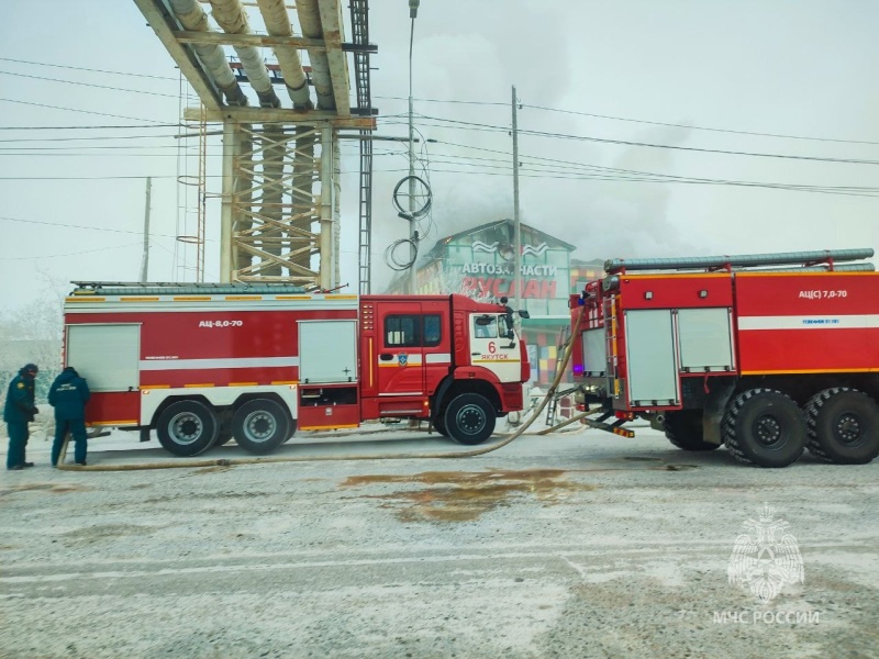 Обновлено: в Якутске ведется тушение магазина